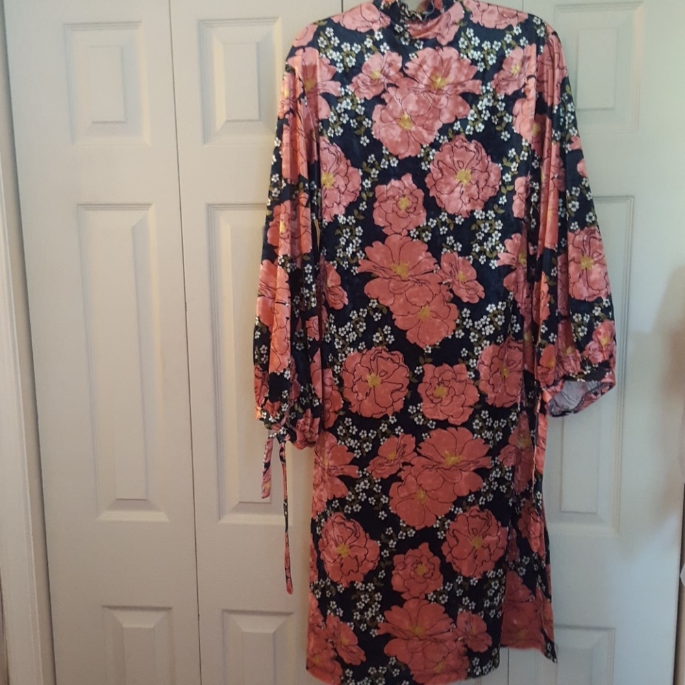 Dress - Picture 6 of 6